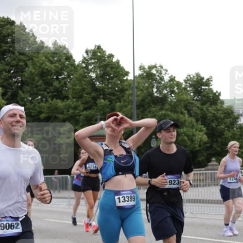 29.06.2025 - hella hamburg halbmarathon Jannik Wohlers http://msf.ph/oto/8145974 29.06.2025 10:47:26 Lombardsbrücke 1045, 1246, 1392, 1618, 1639, 1926, 2197, 2491, 2545, 2704, 2790, 3049, 4856, 5886, 7240, 7427, 7970, 8077, 8310, 8550, 8774, 9687, 9696, 9697, 10658, 10991, 11802, 11909, 11923, 12157, 12412, 12431, 12432, 12480, 12582, 13399, 14222, 14800, 15030, 15541, 15688, 15730, 16305, 16356, 17562, 17563, 18474, 19062 meine-sportfotos.de