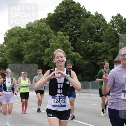 29.06.2025 - hella hamburg halbmarathon Jannik Wohlers http://msf.ph/oto/8145995 29.06.2025 10:47:27 Lombardsbrücke 1045, 1246, 1392, 1618, 1639, 1926, 2197, 2491, 2545, 2704, 2790, 3049, 4856, 5886, 7240, 7427, 7916, 7970, 8077, 8310, 8774, 9356, 9687, 9696, 9697, 10658, 10991, 11802, 11909, 11923, 12157, 12412, 12431, 12432, 12480, 12582, 13399, 14222, 14800, 15030, 15541, 15688, 15730, 16305, 16356, 17562, 17563, 18474, 19062 meine-sportfotos.de
