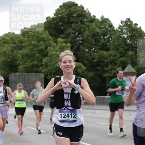 29.06.2025 - hella hamburg halbmarathon Jannik Wohlers http://msf.ph/oto/8146011 29.06.2025 10:47:27 Lombardsbrücke 1045, 1246, 1392, 1618, 1639, 1926, 2197, 2491, 2545, 2704, 2790, 3049, 4856, 5886, 7240, 7427, 7916, 7970, 8077, 8310, 8774, 9356, 9687, 9696, 9697, 10658, 10991, 11802, 11909, 11923, 12157, 12412, 12431, 12432, 12480, 12582, 13399, 14222, 14800, 15030, 15541, 15688, 15730, 16305, 16356, 17562, 17563, 18474, 19062 meine-sportfotos.de