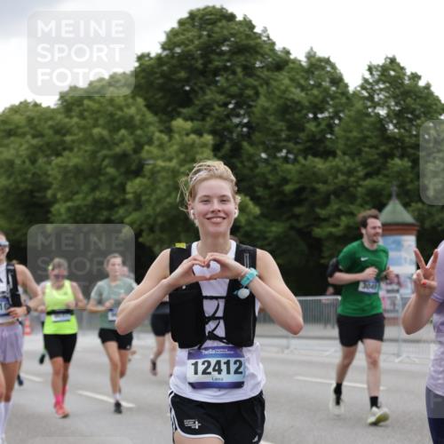 29.06.2025 - hella hamburg halbmarathon Jannik Wohlers http://msf.ph/oto/8146017 29.06.2025 10:47:27 Lombardsbrücke 1045, 1246, 1392, 1618, 1639, 1926, 2197, 2491, 2545, 2704, 2790, 3049, 4856, 5886, 7240, 7427, 7916, 7970, 8077, 8310, 8774, 9356, 9687, 9696, 9697, 10658, 10991, 11802, 11909, 11923, 12157, 12412, 12431, 12432, 12480, 12582, 13399, 14222, 14800, 15030, 15541, 15688, 15730, 16305, 16356, 17562, 17563, 18474, 19062 meine-sportfotos.de