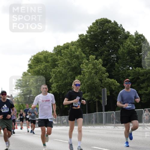 29.06.2025 - hella hamburg halbmarathon Jannik Wohlers http://msf.ph/oto/8146096 29.06.2025 10:10:47 Lombardsbrücke 1723, 2868, 3837, 4287, 5254, 5653, 7271, 8171, 8206, 8207, 8368, 8561, 9119, 10196, 11149, 12286, 12556, 12571, 12836, 13603, 14022, 14149, 15009, 15252, 15908, 16383, 17142, 17500, 17787, 19241 meine-sportfotos.de