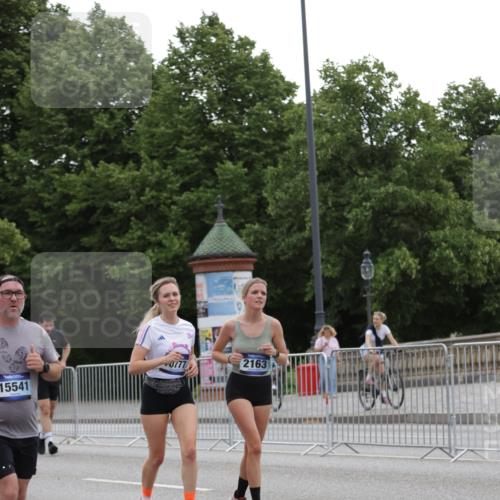 29.06.2025 - hella hamburg halbmarathon Jannik Wohlers http://msf.ph/oto/8146160 29.06.2025 10:47:35 Lombardsbrücke 1174, 1175, 1246, 1392, 1618, 1639, 1701, 2163, 2197, 2491, 2545, 3049, 3468, 4327, 4856, 5886, 7240, 7393, 7394, 7427, 7916, 8077, 8310, 8774, 9356, 9696, 9697, 10658, 10777, 10794, 11548, 11781, 11923, 12157, 12412, 12480, 12582, 14222, 14800, 15030, 15357, 15541, 15688, 15730, 16356, 16722, 17325, 17339, 17562, 17563, 17957, 18001, 18262, 18352, 18480, 19062, 19101 meine-sportfotos.de