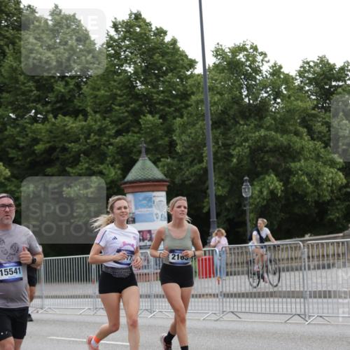 29.06.2025 - hella hamburg halbmarathon Jannik Wohlers http://msf.ph/oto/8146171 29.06.2025 10:47:36 Lombardsbrücke 1174, 1175, 1246, 1392, 1618, 1701, 2163, 2197, 2491, 2545, 2650, 3049, 3468, 4327, 4856, 5886, 7240, 7393, 7394, 7427, 7916, 8077, 8310, 8521, 8774, 9356, 9696, 9697, 10658, 10777, 10794, 11548, 11781, 11923, 12157, 12412, 12480, 12582, 14222, 14800, 15357, 15541, 15688, 15730, 16356, 16722, 17325, 17339, 17562, 17563, 17957, 18001, 18262, 18352, 18480, 19062, 19101 meine-sportfotos.de