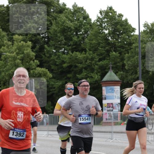 29.06.2025 - hella hamburg halbmarathon Jannik Wohlers http://msf.ph/oto/8146195 29.06.2025 10:47:36 Lombardsbrücke 1174, 1175, 1246, 1392, 1618, 1701, 2163, 2197, 2491, 2545, 2650, 3049, 3468, 4327, 4856, 5886, 7240, 7393, 7394, 7427, 7916, 8077, 8310, 8521, 8774, 9356, 9696, 9697, 10658, 10777, 10794, 11548, 11781, 11923, 12157, 12412, 12480, 12582, 14222, 14800, 15357, 15541, 15688, 15730, 16356, 16722, 17325, 17339, 17562, 17563, 17957, 18001, 18262, 18352, 18480, 19062, 19101 meine-sportfotos.de