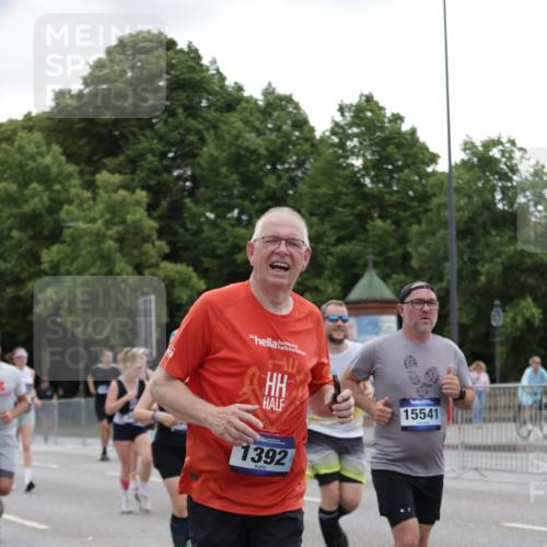 29.06.2025 - hella hamburg halbmarathon Jannik Wohlers http://msf.ph/oto/8146235 29.06.2025 10:47:37 Lombardsbrücke 1174, 1175, 1392, 1618, 1701, 2163, 2197, 2491, 2545, 2650, 2958, 3049, 3468, 4327, 4856, 5886, 7240, 7393, 7394, 7427, 7916, 8077, 8310, 8521, 8774, 9356, 9696, 9697, 10777, 10794, 11548, 11742, 11781, 11923, 12157, 12412, 12480, 12582, 14222, 14800, 15357, 15541, 15688, 15730, 16356, 16722, 17325, 17339, 17562, 17563, 17957, 18001, 18262, 18352, 18480, 19062, 19101 meine-sportfotos.de