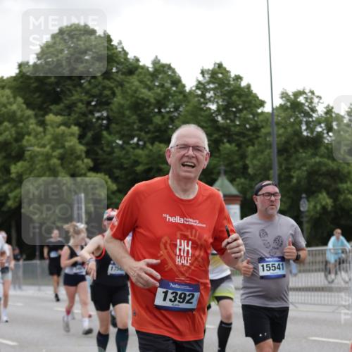 29.06.2025 - hella hamburg halbmarathon Jannik Wohlers http://msf.ph/oto/8146247 29.06.2025 10:47:37 Lombardsbrücke 1174, 1175, 1392, 1618, 1701, 2163, 2197, 2491, 2545, 2650, 2958, 3049, 3468, 4327, 4856, 5886, 7240, 7393, 7394, 7427, 7916, 8077, 8310, 8521, 8774, 9356, 9696, 9697, 10777, 10794, 11548, 11742, 11781, 11923, 12157, 12412, 12480, 12582, 14222, 14800, 15357, 15541, 15688, 15730, 16356, 16722, 17325, 17339, 17562, 17563, 17957, 18001, 18262, 18352, 18480, 19062, 19101 meine-sportfotos.de