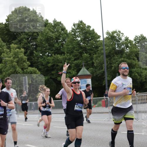 29.06.2025 - hella hamburg halbmarathon Jannik Wohlers http://msf.ph/oto/8146253 29.06.2025 10:47:38 Lombardsbrücke 1157, 1174, 1175, 1392, 1701, 2163, 2197, 2545, 2650, 2958, 3049, 3468, 3679, 4327, 4856, 5886, 5952, 7240, 7393, 7394, 7427, 7916, 8077, 8310, 8521, 8774, 9356, 9696, 9697, 10777, 10794, 11548, 11742, 11781, 11923, 12157, 12480, 14050, 14222, 14800, 15357, 15541, 15730, 16356, 16722, 17325, 17339, 17562, 17563, 17957, 18001, 18262, 18352, 18480, 19062, 19101 meine-sportfotos.de