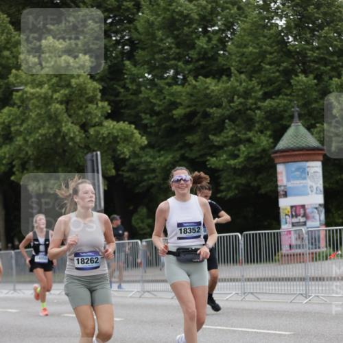 29.06.2025 - hella hamburg halbmarathon Jannik Wohlers http://msf.ph/oto/8146323 29.06.2025 10:47:40 Lombardsbrücke 1157, 1174, 1175, 1392, 1701, 2037, 2163, 2197, 2418, 2650, 2958, 3468, 3679, 3933, 4327, 4856, 5886, 5952, 7240, 7393, 7394, 7916, 8077, 8521, 8774, 9356, 9921, 10777, 10794, 11548, 11742, 11781, 12104, 12157, 12480, 13377, 13529, 13861, 14050, 14222, 15357, 15541, 15730, 15743, 16141, 16722, 17325, 17339, 17562, 17563, 17957, 18001, 18262, 18352, 18480, 19101 meine-sportfotos.de