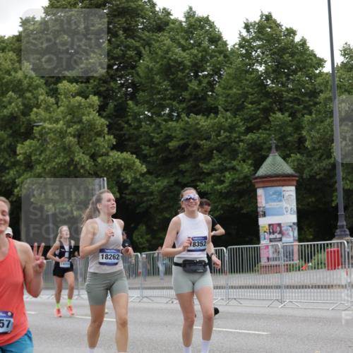 29.06.2025 - hella hamburg halbmarathon Jannik Wohlers http://msf.ph/oto/8146338 29.06.2025 10:47:40 Lombardsbrücke 1157, 1174, 1175, 1392, 1701, 2037, 2163, 2197, 2418, 2650, 2958, 3468, 3679, 3933, 4327, 4856, 5886, 5952, 7240, 7393, 7394, 7916, 8077, 8521, 8774, 9356, 9921, 10777, 10794, 11548, 11742, 11781, 12104, 12157, 12480, 13377, 13529, 13861, 14050, 14222, 15357, 15541, 15730, 15743, 16141, 16722, 17325, 17339, 17562, 17563, 17957, 18001, 18262, 18352, 18480, 19101 meine-sportfotos.de