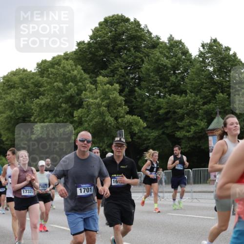 29.06.2025 - hella hamburg halbmarathon Jannik Wohlers http://msf.ph/oto/8146415 29.06.2025 10:47:42 Lombardsbrücke 1157, 1174, 1175, 1392, 1645, 1701, 2037, 2163, 2197, 2418, 2650, 2756, 2958, 3468, 3504, 3679, 3933, 4327, 4588, 4856, 5585, 5952, 7240, 7393, 7394, 7916, 8521, 8774, 9356, 9921, 10145, 10777, 10794, 11548, 11742, 11781, 12104, 12157, 12480, 12932, 13377, 13529, 13675, 13861, 14050, 15357, 15541, 15730, 15743, 16141, 16722, 17325, 17339, 17562, 17563, 17957, 18001, 18248, 18262, 18352, 18480, 19101 meine-sportfotos.de