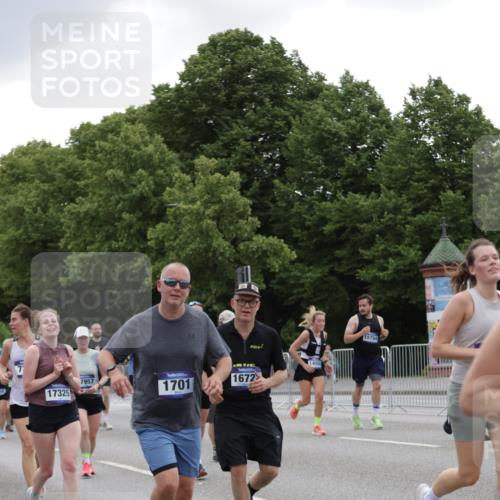 29.06.2025 - hella hamburg halbmarathon Jannik Wohlers http://msf.ph/oto/8146422 29.06.2025 10:47:42 Lombardsbrücke 1157, 1174, 1175, 1392, 1645, 1701, 2037, 2163, 2197, 2418, 2650, 2756, 2958, 3468, 3504, 3679, 3933, 4327, 4588, 4856, 5585, 5952, 7240, 7393, 7394, 7916, 8521, 8774, 9356, 9921, 10145, 10777, 10794, 11548, 11742, 11781, 12104, 12157, 12480, 12932, 13377, 13529, 13675, 13861, 14050, 15357, 15541, 15730, 15743, 16141, 16722, 17325, 17339, 17562, 17563, 17957, 18001, 18248, 18262, 18352, 18480, 19101 meine-sportfotos.de