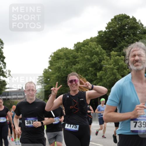 29.06.2025 - hella hamburg halbmarathon Jannik Wohlers http://msf.ph/oto/8146553 29.06.2025 10:47:46 Lombardsbrücke 1157, 1174, 1175, 1645, 1701, 2037, 2163, 2418, 2650, 2756, 2958, 3320, 3468, 3504, 3679, 3933, 4327, 4588, 5585, 5781, 5952, 6143, 7393, 7394, 7532, 7916, 8521, 9356, 9775, 9921, 10145, 10777, 10794, 11548, 11742, 11781, 12104, 12157, 12439, 12480, 12932, 13377, 13529, 13675, 13861, 14050, 15357, 15743, 16141, 16722, 16965, 17325, 17339, 17562, 17563, 17957, 18001, 18248, 18262, 18352, 18480, 19101 meine-sportfotos.de