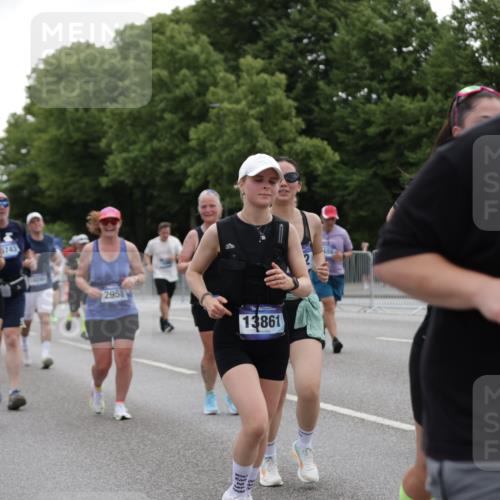 29.06.2025 - hella hamburg halbmarathon Jannik Wohlers http://msf.ph/oto/8146600 29.06.2025 10:47:49 Lombardsbrücke 1157, 1174, 1175, 1645, 1701, 2037, 2163, 2418, 2650, 2756, 2958, 3320, 3468, 3504, 3679, 3933, 4327, 4588, 5585, 5781, 5952, 6143, 7393, 7394, 7532, 8521, 8948, 9775, 9921, 10145, 10777, 10794, 11548, 11742, 11781, 12104, 12192, 12439, 12932, 13377, 13529, 13675, 13861, 14050, 15357, 15743, 16141, 16368, 16722, 16965, 17325, 17339, 17957, 18001, 18248, 18262, 18352, 18480, 19101 meine-sportfotos.de