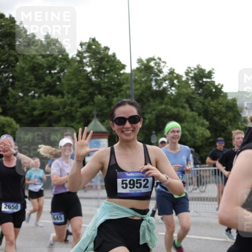 29.06.2025 - hella hamburg halbmarathon Jannik Wohlers http://msf.ph/oto/8146624 29.06.2025 10:47:50 Lombardsbrücke 1157, 1174, 1175, 1645, 1701, 2037, 2195, 2418, 2475, 2650, 2756, 2909, 2958, 3320, 3468, 3504, 3679, 3933, 4327, 4588, 5585, 5781, 5952, 6143, 7393, 7394, 7532, 8521, 8948, 9775, 9921, 10145, 10794, 11548, 11742, 11781, 12022, 12104, 12192, 12439, 12932, 13377, 13529, 13559, 13675, 13861, 14050, 15743, 16141, 16368, 16722, 16965, 17325, 17339, 17957, 18001, 18248, 18262, 18352, 18480, 19101 meine-sportfotos.de