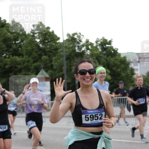29.06.2025 - hella hamburg halbmarathon Jannik Wohlers http://msf.ph/oto/8146633 29.06.2025 10:47:51 Lombardsbrücke 1157, 1174, 1175, 1645, 1701, 2037, 2195, 2418, 2475, 2650, 2756, 2909, 2958, 3320, 3468, 3504, 3679, 3933, 4327, 4588, 5585, 5781, 5952, 6143, 7393, 7394, 7532, 8521, 8948, 9775, 9921, 10145, 11548, 11742, 11781, 12022, 12104, 12152, 12192, 12439, 12932, 13377, 13529, 13559, 13675, 13861, 14050, 15743, 16141, 16368, 16722, 16965, 17325, 17339, 17957, 18001, 18248, 18262, 18352, 18480, 19101 meine-sportfotos.de