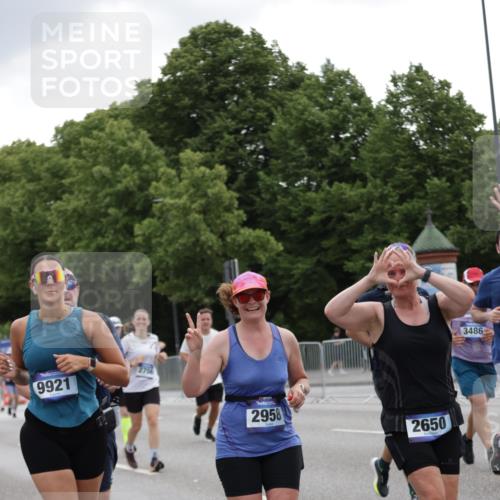 29.06.2025 - hella hamburg halbmarathon Jannik Wohlers http://msf.ph/oto/8146636 29.06.2025 10:47:51 Lombardsbrücke 1157, 1174, 1175, 1645, 1701, 2037, 2195, 2418, 2475, 2650, 2756, 2909, 2958, 3320, 3468, 3504, 3679, 3933, 4327, 4588, 5585, 5781, 5952, 6143, 7393, 7394, 7532, 8521, 8948, 9775, 9921, 10145, 11548, 11742, 11781, 12022, 12104, 12152, 12192, 12439, 12932, 13377, 13529, 13559, 13675, 13861, 14050, 15743, 16141, 16368, 16722, 16965, 17325, 17339, 17957, 18001, 18248, 18262, 18352, 18480, 19101 meine-sportfotos.de