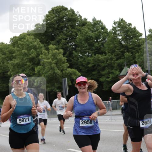 29.06.2025 - hella hamburg halbmarathon Jannik Wohlers http://msf.ph/oto/8146654 29.06.2025 10:47:51 Lombardsbrücke 1157, 1174, 1175, 1645, 1701, 2037, 2195, 2418, 2475, 2650, 2756, 2909, 2958, 3320, 3468, 3504, 3679, 3933, 4327, 4588, 5585, 5781, 5952, 6143, 7393, 7394, 7532, 8521, 8948, 9775, 9921, 10145, 11548, 11742, 11781, 12022, 12104, 12152, 12192, 12439, 12932, 13377, 13529, 13559, 13675, 13861, 14050, 15743, 16141, 16368, 16722, 16965, 17325, 17339, 17957, 18001, 18248, 18262, 18352, 18480, 19101 meine-sportfotos.de