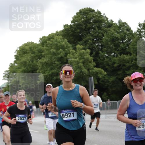 29.06.2025 - hella hamburg halbmarathon Jannik Wohlers http://msf.ph/oto/8146656 29.06.2025 10:47:52 Lombardsbrücke 1157, 1174, 1175, 1645, 1701, 2037, 2195, 2418, 2475, 2627, 2650, 2756, 2909, 2958, 3320, 3468, 3504, 3679, 3933, 4327, 4588, 5585, 5781, 5952, 6143, 7393, 7394, 7532, 8521, 8948, 9775, 9921, 10145, 11548, 11742, 11781, 12022, 12104, 12152, 12192, 12439, 12452, 12932, 13377, 13529, 13559, 13675, 13861, 14050, 15743, 16141, 16368, 16669, 16693, 16722, 16965, 17325, 17339, 17930, 17957, 18001, 18248, 18480 meine-sportfotos.de