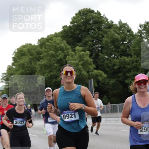 29.06.2025 - hella hamburg halbmarathon Jannik Wohlers http://msf.ph/oto/8146660 29.06.2025 10:47:52 Lombardsbrücke 1157, 1174, 1175, 1645, 1701, 2037, 2195, 2418, 2475, 2627, 2650, 2756, 2909, 2958, 3320, 3468, 3504, 3679, 3933, 4327, 4588, 5585, 5781, 5952, 6143, 7393, 7394, 7532, 8521, 8948, 9775, 9921, 10145, 11548, 11742, 11781, 12022, 12104, 12152, 12192, 12439, 12452, 12932, 13377, 13529, 13559, 13675, 13861, 14050, 15743, 16141, 16368, 16669, 16693, 16722, 16965, 17325, 17339, 17930, 17957, 18001, 18248, 18480 meine-sportfotos.de