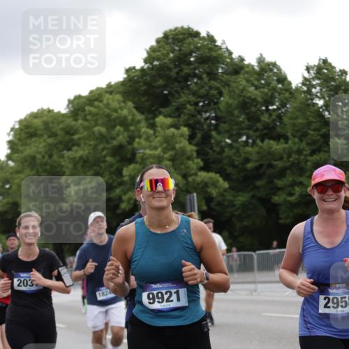 29.06.2025 - hella hamburg halbmarathon Jannik Wohlers http://msf.ph/oto/8146668 29.06.2025 10:47:52 Lombardsbrücke 1157, 1174, 1175, 1645, 1701, 2037, 2195, 2418, 2475, 2627, 2650, 2756, 2909, 2958, 3320, 3468, 3504, 3679, 3933, 4327, 4588, 5585, 5781, 5952, 6143, 7393, 7394, 7532, 8521, 8948, 9775, 9921, 10145, 11548, 11742, 11781, 12022, 12104, 12152, 12192, 12439, 12452, 12932, 13377, 13529, 13559, 13675, 13861, 14050, 15743, 16141, 16368, 16669, 16693, 16722, 16965, 17325, 17339, 17930, 17957, 18001, 18248, 18480 meine-sportfotos.de