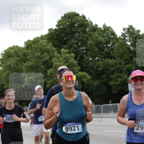 29.06.2025 - hella hamburg halbmarathon Jannik Wohlers http://msf.ph/oto/8146670 29.06.2025 10:47:52 Lombardsbrücke 1157, 1174, 1175, 1645, 1701, 2037, 2195, 2418, 2475, 2627, 2650, 2756, 2909, 2958, 3320, 3468, 3504, 3679, 3933, 4327, 4588, 5585, 5781, 5952, 6143, 7393, 7394, 7532, 8521, 8948, 9775, 9921, 10145, 11548, 11742, 11781, 12022, 12104, 12152, 12192, 12439, 12452, 12932, 13377, 13529, 13559, 13675, 13861, 14050, 15743, 16141, 16368, 16669, 16693, 16722, 16965, 17325, 17339, 17930, 17957, 18001, 18248, 18480 meine-sportfotos.de