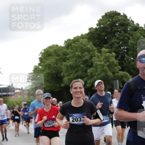 29.06.2025 - hella hamburg halbmarathon Jannik Wohlers http://msf.ph/oto/8146693 29.06.2025 10:47:53 Lombardsbrücke 1157, 1174, 1175, 1645, 2037, 2195, 2418, 2475, 2627, 2650, 2756, 2909, 2958, 3320, 3504, 3679, 3933, 4327, 4588, 5585, 5781, 5952, 6143, 7393, 7394, 7532, 8521, 8948, 9775, 9921, 10145, 11742, 11781, 12022, 12104, 12152, 12192, 12439, 12452, 12932, 13377, 13529, 13559, 13675, 13861, 14050, 15743, 16141, 16368, 16669, 16693, 16935, 16965, 17930, 17957, 18248, 18480 meine-sportfotos.de