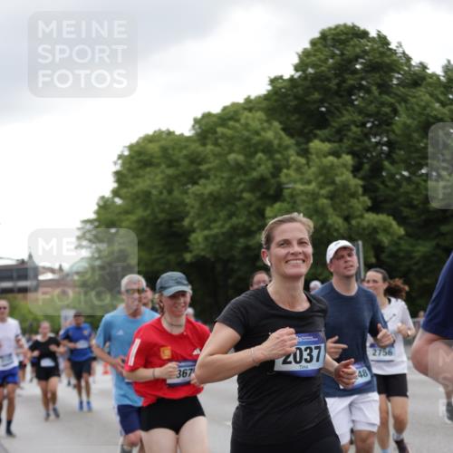 29.06.2025 - hella hamburg halbmarathon Jannik Wohlers http://msf.ph/oto/8146715 29.06.2025 10:47:53 Lombardsbrücke 1157, 1174, 1175, 1645, 2037, 2195, 2418, 2475, 2627, 2650, 2756, 2909, 2958, 3320, 3504, 3679, 3933, 4327, 4588, 5585, 5781, 5952, 6143, 7393, 7394, 7532, 8521, 8948, 9775, 9921, 10145, 11742, 11781, 12022, 12104, 12152, 12192, 12439, 12452, 12932, 13377, 13529, 13559, 13675, 13861, 14050, 15743, 16141, 16368, 16669, 16693, 16935, 16965, 17930, 17957, 18248, 18480 meine-sportfotos.de