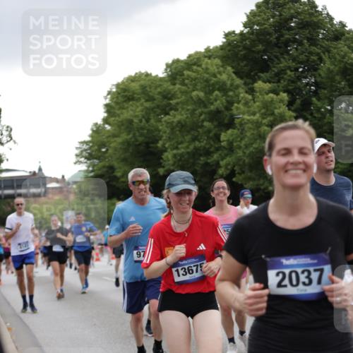 29.06.2025 - hella hamburg halbmarathon Jannik Wohlers http://msf.ph/oto/8146729 29.06.2025 10:47:54 Lombardsbrücke 1157, 1174, 1175, 1645, 2037, 2195, 2418, 2475, 2627, 2650, 2756, 2909, 2958, 3320, 3504, 3661, 3679, 3933, 4588, 5585, 5781, 5952, 6143, 7532, 8461, 8521, 8948, 9775, 9921, 10145, 11742, 11781, 12022, 12104, 12152, 12192, 12439, 12452, 12932, 13377, 13529, 13559, 13675, 13861, 14050, 15593, 15743, 16141, 16368, 16669, 16693, 16935, 16965, 17930, 18248, 18480 meine-sportfotos.de