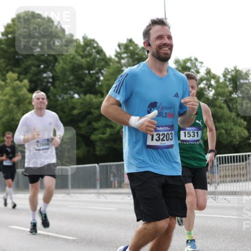 29.06.2025 - hella hamburg halbmarathon Jannik Wohlers http://msf.ph/oto/8146762 29.06.2025 10:11:14 Lombardsbrücke 1328, 1531, 1866, 1992, 3363, 4227, 5605, 7571, 8115, 8807, 8810, 9428, 10428, 11321, 11507, 12473, 13177, 13203, 13939, 14008, 15797, 15945, 17080, 17638, 17866, 18278 meine-sportfotos.de