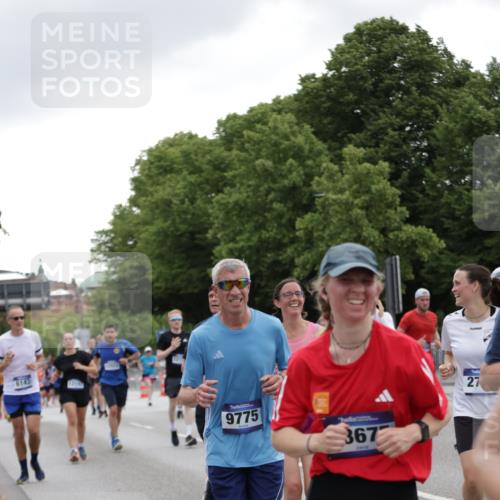 29.06.2025 - hella hamburg halbmarathon Jannik Wohlers http://msf.ph/oto/8146765 29.06.2025 10:47:54 Lombardsbrücke 1157, 1174, 1175, 1645, 2037, 2195, 2418, 2475, 2627, 2650, 2756, 2909, 2958, 3320, 3504, 3661, 3679, 3933, 4588, 5585, 5781, 5952, 6143, 7532, 8461, 8521, 8948, 9775, 9921, 10145, 11742, 11781, 12022, 12104, 12152, 12192, 12439, 12452, 12932, 13377, 13529, 13559, 13675, 13861, 14050, 15593, 15743, 16141, 16368, 16669, 16693, 16935, 16965, 17930, 18248, 18480 meine-sportfotos.de