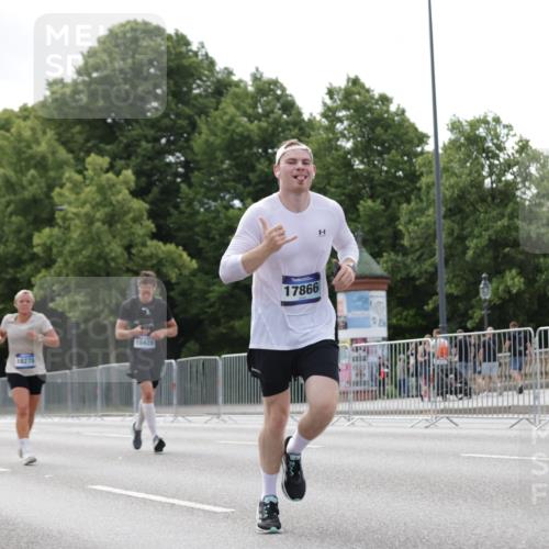 29.06.2025 - hella hamburg halbmarathon Jannik Wohlers http://msf.ph/oto/8146787 29.06.2025 10:11:14 Lombardsbrücke 1328, 1531, 1866, 1992, 3363, 4227, 5605, 7571, 8115, 8807, 8810, 9428, 10428, 11321, 11507, 12473, 13177, 13203, 13939, 14008, 15797, 15945, 17080, 17638, 17866, 18278 meine-sportfotos.de