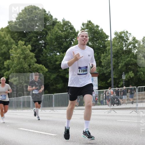 29.06.2025 - hella hamburg halbmarathon Jannik Wohlers http://msf.ph/oto/8146796 29.06.2025 10:11:15 Lombardsbrücke 1328, 1531, 1866, 1992, 3363, 4227, 5605, 7571, 8115, 8807, 8810, 9428, 10428, 11321, 11507, 12473, 13177, 13203, 13939, 14008, 14384, 15945, 17080, 17638, 17866, 18278 meine-sportfotos.de
