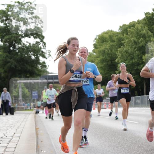 29.06.2025 - hella hamburg halbmarathon Jannik Wohlers http://msf.ph/oto/8146902 29.06.2025 10:11:17 Lombardsbrücke 1328, 1531, 1866, 1992, 3363, 4227, 5379, 5605, 7571, 8115, 8807, 8810, 9428, 10428, 11321, 11507, 12473, 13177, 13203, 13939, 14008, 14384, 15945, 17080, 17638, 17774, 17866, 18278 meine-sportfotos.de