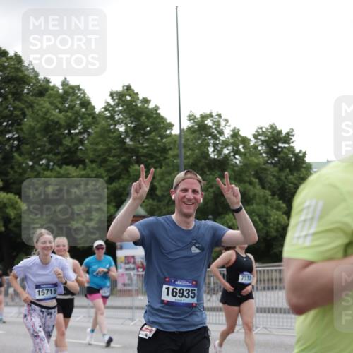 29.06.2025 - hella hamburg halbmarathon Jannik Wohlers http://msf.ph/oto/8146967 29.06.2025 10:48:05 Lombardsbrücke 1142, 1167, 1584, 2195, 2475, 2627, 2909, 3224, 3320, 3661, 5781, 6143, 7532, 8461, 8719, 8760, 8948, 9775, 9787, 10059, 12022, 12152, 12192, 12452, 13559, 13814, 13914, 15489, 15593, 15715, 16368, 16498, 16499, 16669, 16693, 16935, 17631, 17930, 18282, 18909, 18967 meine-sportfotos.de
