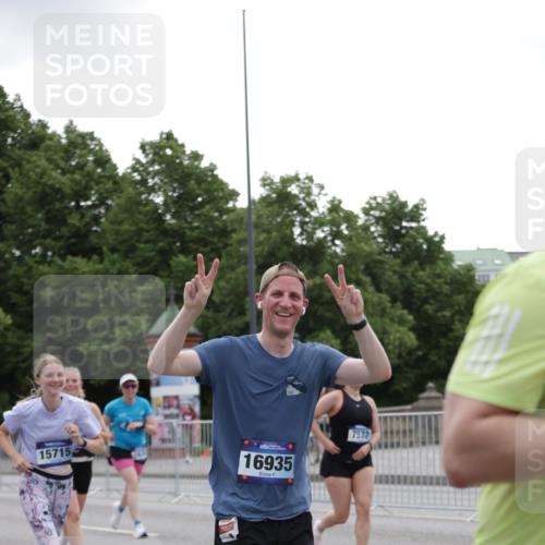 29.06.2025 - hella hamburg halbmarathon Jannik Wohlers http://msf.ph/oto/8146974 29.06.2025 10:48:06 Lombardsbrücke 1142, 1167, 1584, 2195, 2475, 2627, 2909, 3224, 3661, 5781, 6143, 8461, 8719, 8760, 8948, 9775, 9787, 10059, 10204, 12022, 12152, 12192, 12452, 13559, 13814, 13914, 15489, 15593, 15715, 16368, 16498, 16499, 16669, 16693, 16701, 16935, 17631, 17930, 18282, 18496, 18909, 18967, 19024, 19083, 19135 meine-sportfotos.de