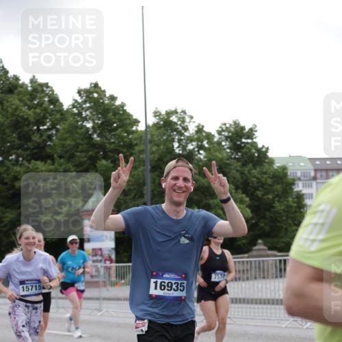 29.06.2025 - hella hamburg halbmarathon Jannik Wohlers http://msf.ph/oto/8146979 29.06.2025 10:48:06 Lombardsbrücke 1142, 1167, 1584, 2195, 2475, 2627, 2909, 3224, 3661, 5781, 6143, 8461, 8719, 8760, 8948, 9775, 9787, 10059, 10204, 12022, 12152, 12192, 12452, 13559, 13814, 13914, 15489, 15593, 15715, 16368, 16498, 16499, 16669, 16693, 16701, 16935, 17631, 17930, 18282, 18496, 18909, 18967, 19024, 19083, 19135 meine-sportfotos.de