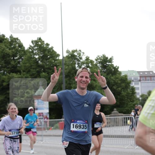 29.06.2025 - hella hamburg halbmarathon Jannik Wohlers http://msf.ph/oto/8146985 29.06.2025 10:48:06 Lombardsbrücke 1142, 1167, 1584, 2195, 2475, 2627, 2909, 3224, 3661, 5781, 6143, 8461, 8719, 8760, 8948, 9775, 9787, 10059, 10204, 12022, 12152, 12192, 12452, 13559, 13814, 13914, 15489, 15593, 15715, 16368, 16498, 16499, 16669, 16693, 16701, 16935, 17631, 17930, 18282, 18496, 18909, 18967, 19024, 19083, 19135 meine-sportfotos.de