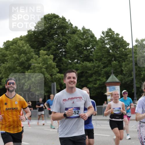 29.06.2025 - hella hamburg halbmarathon Jannik Wohlers http://msf.ph/oto/8146997 29.06.2025 10:48:06 Lombardsbrücke 1142, 1167, 1584, 2195, 2475, 2627, 2909, 3224, 3661, 5781, 6143, 8461, 8719, 8760, 8948, 9775, 9787, 10059, 10204, 12022, 12152, 12192, 12452, 13559, 13814, 13914, 15489, 15593, 15715, 16368, 16498, 16499, 16669, 16693, 16701, 16935, 17631, 17930, 18282, 18496, 18909, 18967, 19024, 19083, 19135 meine-sportfotos.de