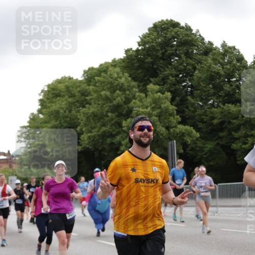29.06.2025 - hella hamburg halbmarathon Jannik Wohlers http://msf.ph/oto/8147002 29.06.2025 10:48:07 Lombardsbrücke 1142, 1167, 1584, 2195, 2475, 2627, 2716, 2909, 3224, 3661, 5781, 6143, 7947, 7948, 8461, 8719, 8760, 8948, 9787, 10059, 10204, 12022, 12152, 12192, 12452, 13559, 13814, 13914, 15489, 15593, 15715, 16368, 16498, 16499, 16669, 16693, 16701, 16935, 17631, 17930, 18282, 18496, 18909, 18967, 19024, 19083, 19135 meine-sportfotos.de