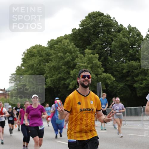 29.06.2025 - hella hamburg halbmarathon Jannik Wohlers http://msf.ph/oto/8147007 29.06.2025 10:48:07 Lombardsbrücke 1142, 1167, 1584, 2195, 2475, 2627, 2716, 2909, 3224, 3661, 5781, 6143, 7947, 7948, 8461, 8719, 8760, 8948, 9787, 10059, 10204, 12022, 12152, 12192, 12452, 13559, 13814, 13914, 15489, 15593, 15715, 16368, 16498, 16499, 16669, 16693, 16701, 16935, 17631, 17930, 18282, 18496, 18909, 18967, 19024, 19083, 19135 meine-sportfotos.de