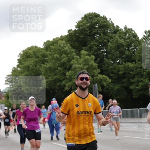 29.06.2025 - hella hamburg halbmarathon Jannik Wohlers http://msf.ph/oto/8147013 29.06.2025 10:48:07 Lombardsbrücke 1142, 1167, 1584, 2195, 2475, 2627, 2716, 2909, 3224, 3661, 5781, 6143, 7947, 7948, 8461, 8719, 8760, 8948, 9787, 10059, 10204, 12022, 12152, 12192, 12452, 13559, 13814, 13914, 15489, 15593, 15715, 16368, 16498, 16499, 16669, 16693, 16701, 16935, 17631, 17930, 18282, 18496, 18909, 18967, 19024, 19083, 19135 meine-sportfotos.de