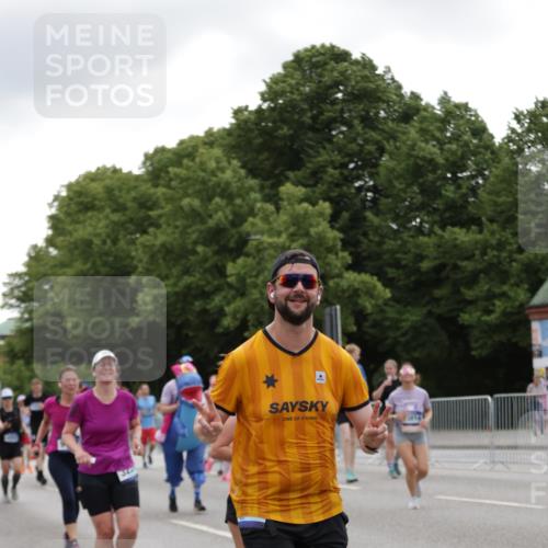 29.06.2025 - hella hamburg halbmarathon Jannik Wohlers http://msf.ph/oto/8147018 29.06.2025 10:48:07 Lombardsbrücke 1142, 1167, 1584, 2195, 2475, 2627, 2716, 2909, 3224, 3661, 5781, 6143, 7947, 7948, 8461, 8719, 8760, 8948, 9787, 10059, 10204, 12022, 12152, 12192, 12452, 13559, 13814, 13914, 15489, 15593, 15715, 16368, 16498, 16499, 16669, 16693, 16701, 16935, 17631, 17930, 18282, 18496, 18909, 18967, 19024, 19083, 19135 meine-sportfotos.de