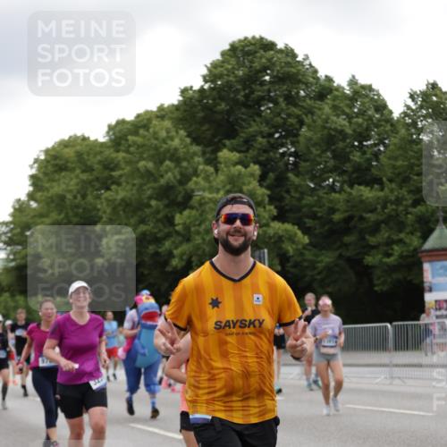 29.06.2025 - hella hamburg halbmarathon Jannik Wohlers http://msf.ph/oto/8147022 29.06.2025 10:48:07 Lombardsbrücke 1142, 1167, 1584, 2195, 2475, 2627, 2716, 2909, 3224, 3661, 5781, 6143, 7947, 7948, 8461, 8719, 8760, 8948, 9787, 10059, 10204, 12022, 12152, 12192, 12452, 13559, 13814, 13914, 15489, 15593, 15715, 16368, 16498, 16499, 16669, 16693, 16701, 16935, 17631, 17930, 18282, 18496, 18909, 18967, 19024, 19083, 19135 meine-sportfotos.de