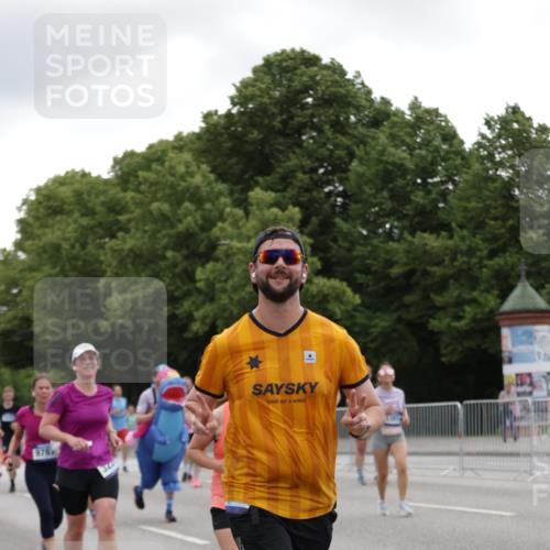 29.06.2025 - hella hamburg halbmarathon Jannik Wohlers http://msf.ph/oto/8147028 29.06.2025 10:48:07 Lombardsbrücke 1142, 1167, 1584, 2195, 2475, 2627, 2716, 2909, 3224, 3661, 5781, 6143, 7947, 7948, 8461, 8719, 8760, 8948, 9787, 10059, 10204, 12022, 12152, 12192, 12452, 13559, 13814, 13914, 15489, 15593, 15715, 16368, 16498, 16499, 16669, 16693, 16701, 16935, 17631, 17930, 18282, 18496, 18909, 18967, 19024, 19083, 19135 meine-sportfotos.de