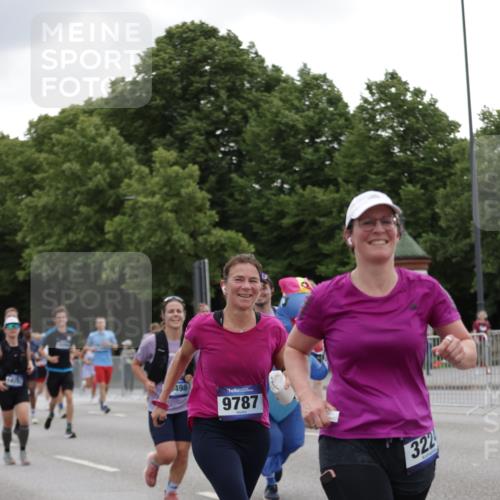 29.06.2025 - hella hamburg halbmarathon Jannik Wohlers http://msf.ph/oto/8147104 29.06.2025 10:48:10 Lombardsbrücke 1142, 1167, 1584, 2195, 2437, 2438, 2475, 2627, 2716, 2909, 3224, 3661, 5010, 7203, 7947, 7948, 8461, 8719, 8760, 8948, 9787, 10059, 10204, 12022, 12152, 12452, 13559, 13814, 13845, 13914, 15489, 15593, 15715, 16498, 16499, 16669, 16693, 16701, 16935, 16974, 17631, 17930, 18282, 18496, 18909, 18967, 19024, 19083, 19135 meine-sportfotos.de