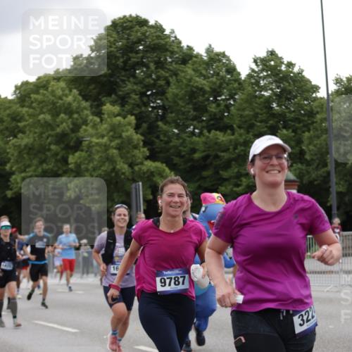 29.06.2025 - hella hamburg halbmarathon Jannik Wohlers http://msf.ph/oto/8147109 29.06.2025 10:48:10 Lombardsbrücke 1142, 1167, 1584, 2195, 2437, 2438, 2475, 2627, 2716, 2909, 3224, 3661, 5010, 7203, 7947, 7948, 8461, 8719, 8760, 8948, 9787, 10059, 10204, 12022, 12152, 12452, 13559, 13814, 13845, 13914, 15489, 15593, 15715, 16498, 16499, 16669, 16693, 16701, 16935, 16974, 17631, 17930, 18282, 18496, 18909, 18967, 19024, 19083, 19135 meine-sportfotos.de