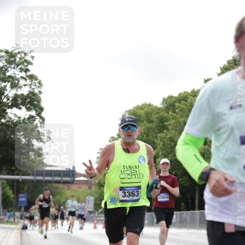 29.06.2025 - hella hamburg halbmarathon Jannik Wohlers http://msf.ph/oto/8147192 29.06.2025 10:11:25 Lombardsbrücke 1328, 1531, 1992, 3363, 4227, 5379, 5605, 7571, 9191, 9428, 10042, 10409, 10428, 11507, 11537, 11917, 12473, 13177, 13203, 13542, 13958, 14384, 15945, 17080, 17638, 17774, 17866, 18261, 18278, 18395 meine-sportfotos.de