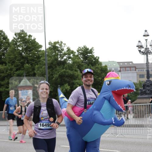 29.06.2025 - hella hamburg halbmarathon Jannik Wohlers http://msf.ph/oto/8147204 29.06.2025 10:48:11 Lombardsbrücke 1142, 1167, 1584, 2195, 2437, 2438, 2475, 2627, 2716, 2909, 3224, 3661, 5010, 7203, 7947, 7948, 8461, 8719, 8760, 9787, 10059, 10204, 10366, 10654, 11776, 12022, 12152, 12452, 13559, 13814, 13845, 13914, 15489, 15593, 15715, 15833, 16498, 16499, 16669, 16693, 16701, 16935, 16974, 17631, 17930, 18282, 18496, 18909, 18967, 19024, 19083, 19135 meine-sportfotos.de