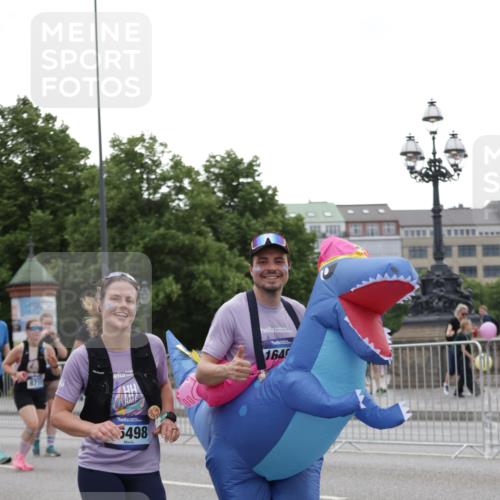 29.06.2025 - hella hamburg halbmarathon Jannik Wohlers http://msf.ph/oto/8147210 29.06.2025 10:48:11 Lombardsbrücke 1142, 1167, 1584, 2195, 2437, 2438, 2475, 2627, 2716, 2909, 3224, 3661, 5010, 7203, 7947, 7948, 8461, 8719, 8760, 9787, 10059, 10204, 10366, 10654, 11776, 12022, 12152, 12452, 13559, 13814, 13845, 13914, 15489, 15593, 15715, 15833, 16498, 16499, 16669, 16693, 16701, 16935, 16974, 17631, 17930, 18282, 18496, 18909, 18967, 19024, 19083, 19135 meine-sportfotos.de