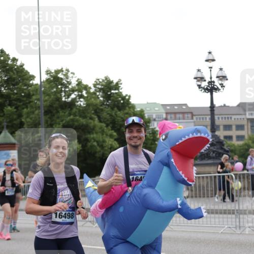 29.06.2025 - hella hamburg halbmarathon Jannik Wohlers http://msf.ph/oto/8147216 29.06.2025 10:48:12 Lombardsbrücke 1142, 1167, 1584, 2437, 2438, 2627, 2716, 3224, 3661, 5010, 7203, 7947, 7948, 8461, 8719, 8760, 9787, 10059, 10204, 10366, 10654, 10656, 11762, 11776, 12152, 12452, 13814, 13845, 13914, 15489, 15593, 15715, 15833, 16498, 16499, 16669, 16693, 16701, 16935, 16974, 17631, 17930, 18282, 18496, 18909, 18967, 19024, 19083, 19135 meine-sportfotos.de
